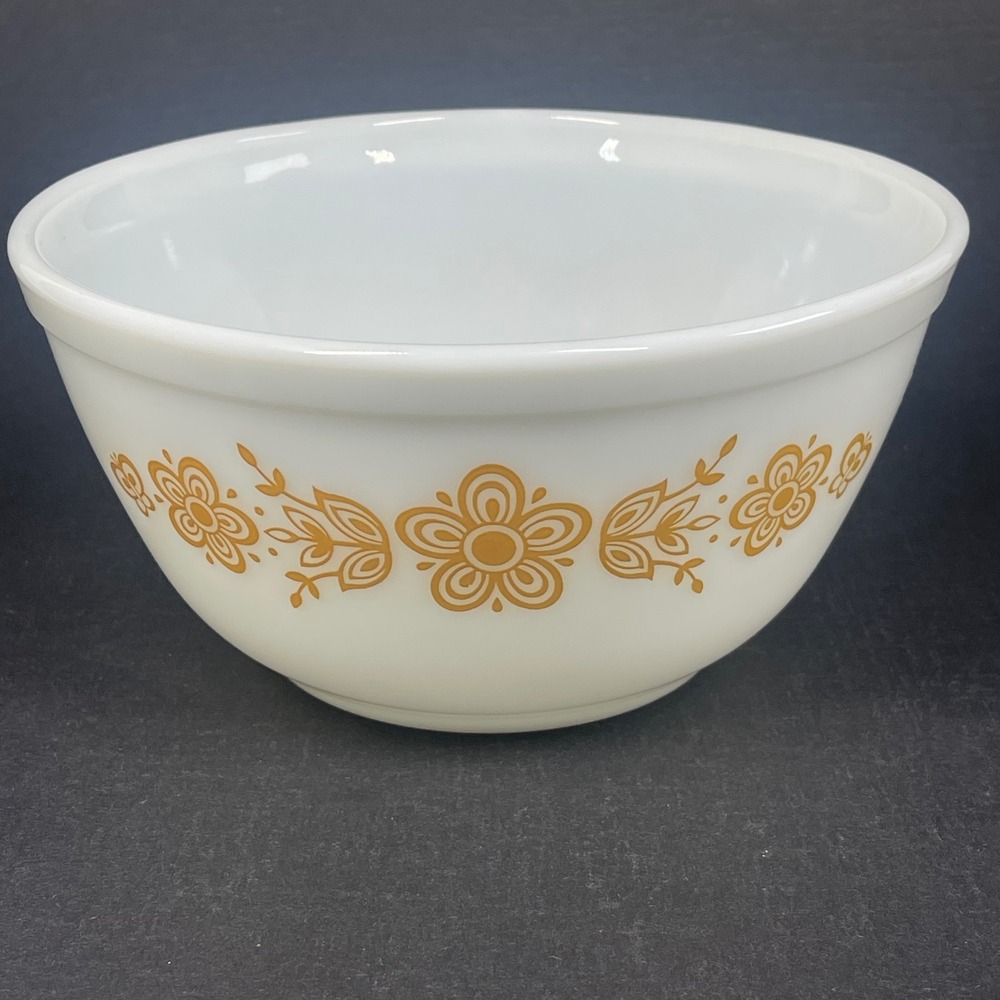 Vintage Pyrex Butterfly Gold 402 Mixing Bowl 1.5 Qt White Yellow Floral 7 Inch